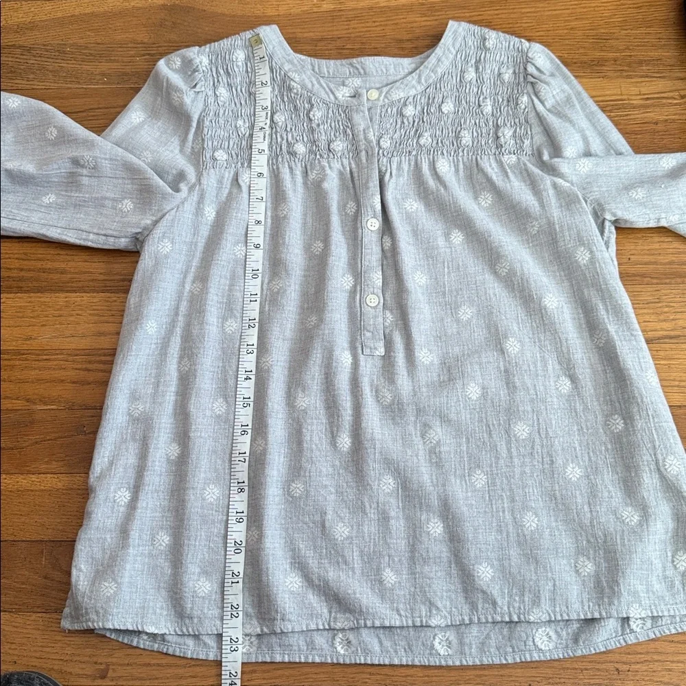 ❄️ Loft light gray/white snowflake print top. Size S. - Picture 6 of 10